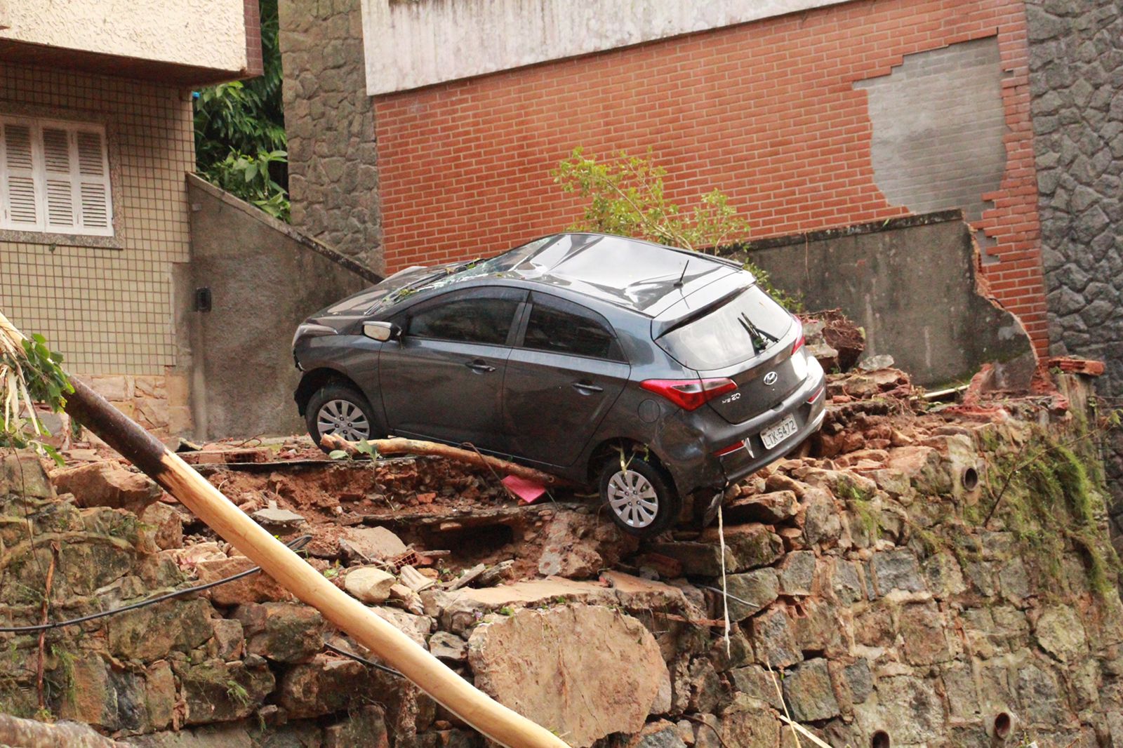Temporal causou deslizamentos, alagamentos e mortes em Petrópolis