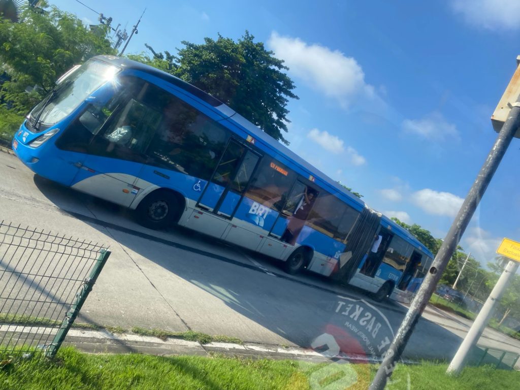 BRT circula de portas abertas na Ilha do Governador
