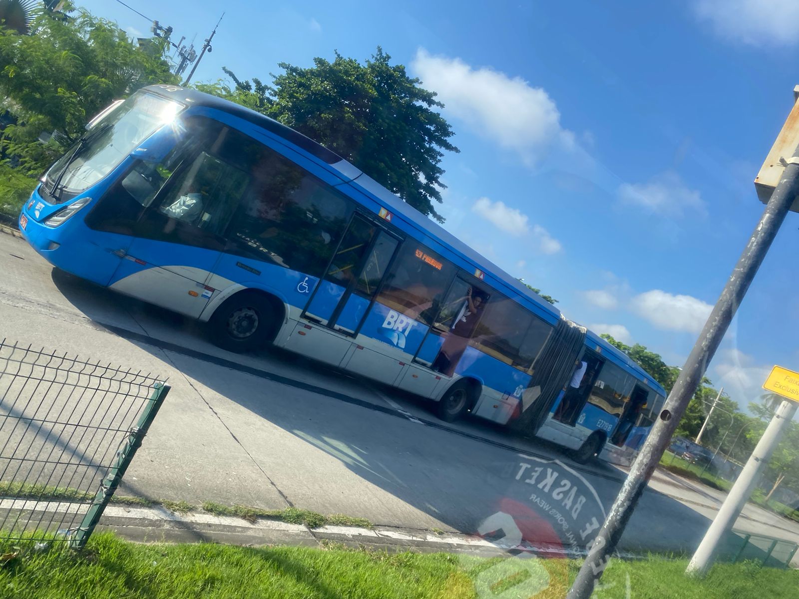 BRT circula de portas abertas na Ilha do Governador