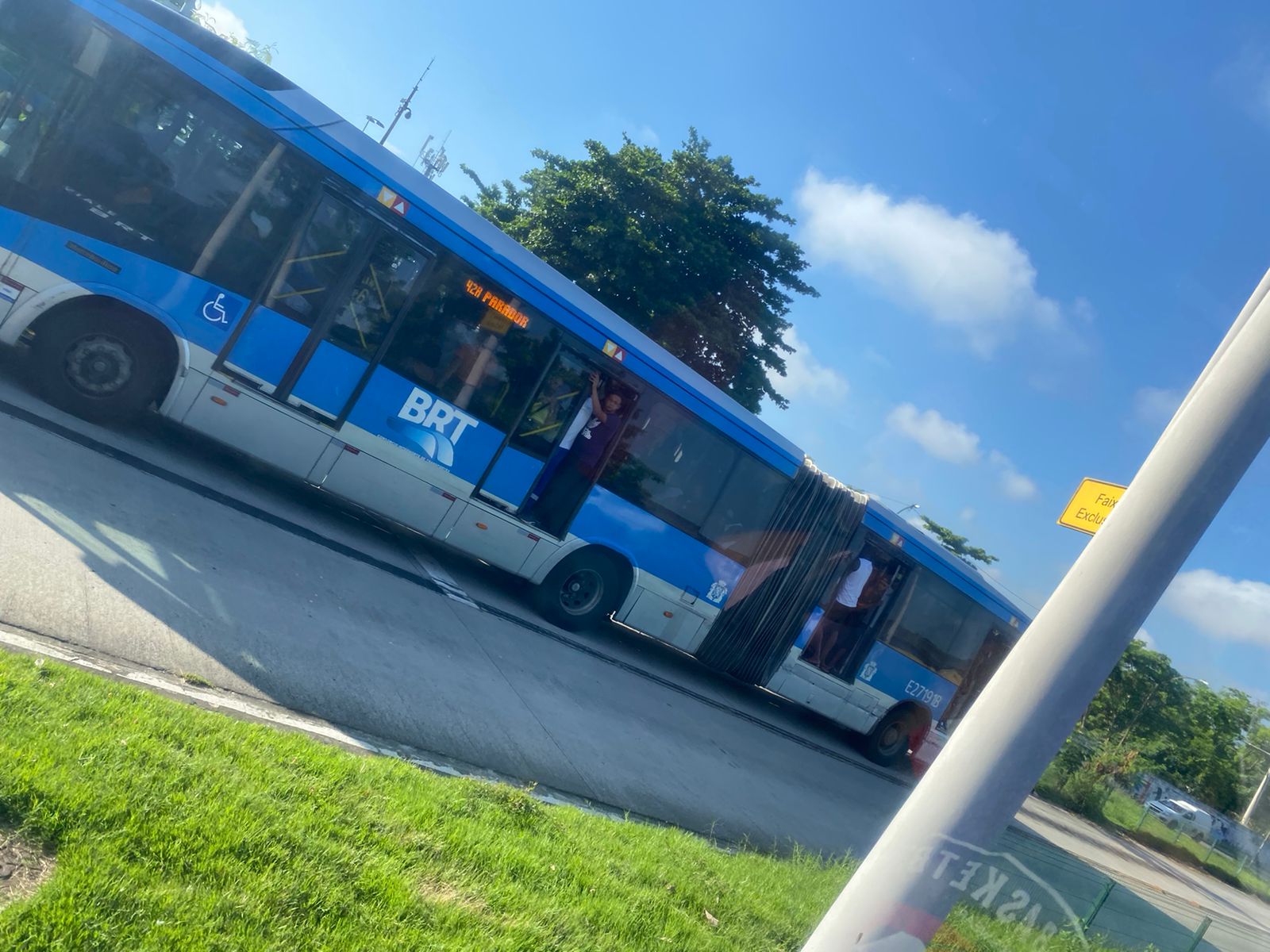 BRT circula de portas abertas na Ilha do Governador