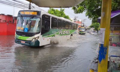 Ponto de alagamento em Nova Iguaçu, na Baixada Fluminense