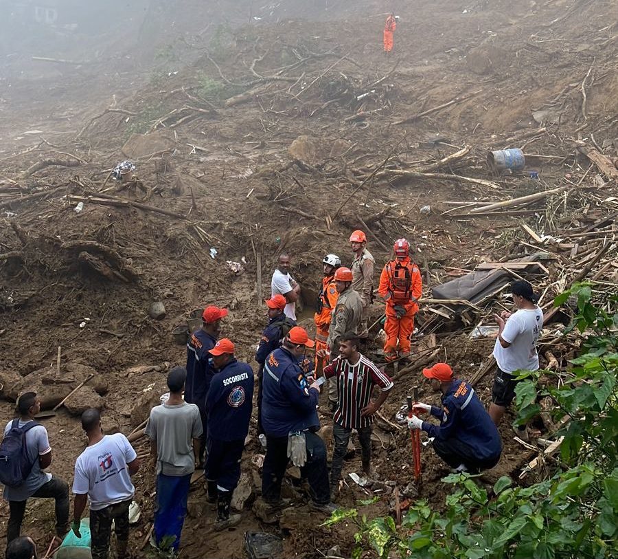 Bombeiros de outros estados se unem aos do RJ para ajudar em resgates em Petrópolis