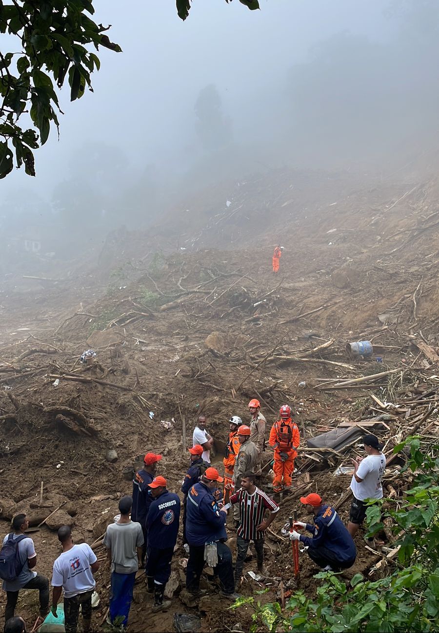 Bombeiros de outros estados se unem aos do RJ para ajudar em resgates em Petrópolis