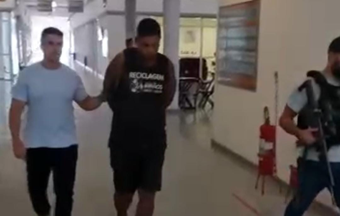 Traficante é levado para a Cidade da Polícia