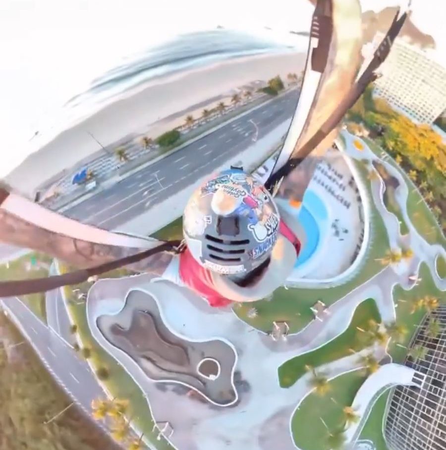 Australiano viraliza ao saltar de paraquedas do Hotel Sheraton.