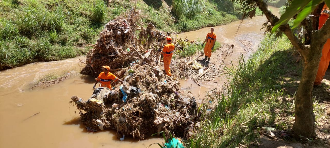 Comlurb faz limpeza em Petrópolis
