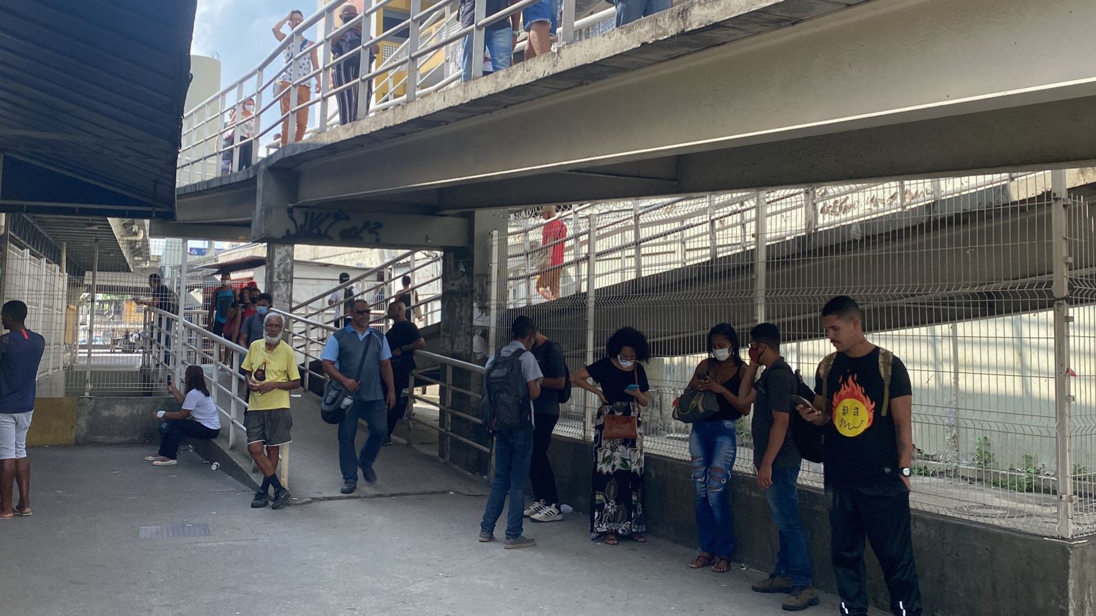 Cariocas denunciam altos valores em vans e carros de aplicativo após paralisação do BRT