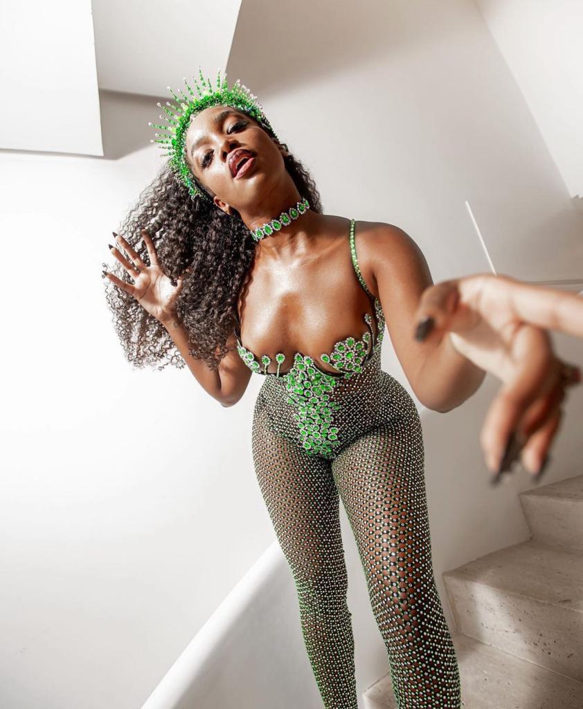 Iza com roupa especial para abertura do Desfile 2022