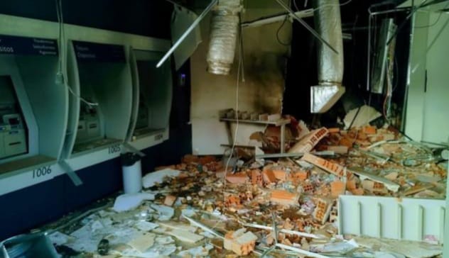 Criminosos explodem agências bancárias em Quatis