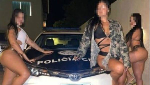 Mulheres posam de biquíni em viatura da Polícia Civil