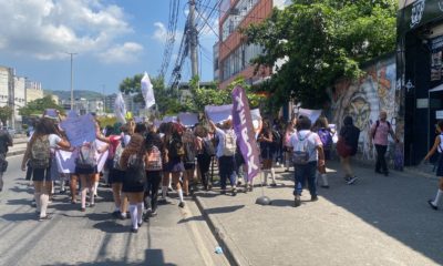 Alunas fazem protesto contra professores de colégio em Madureira