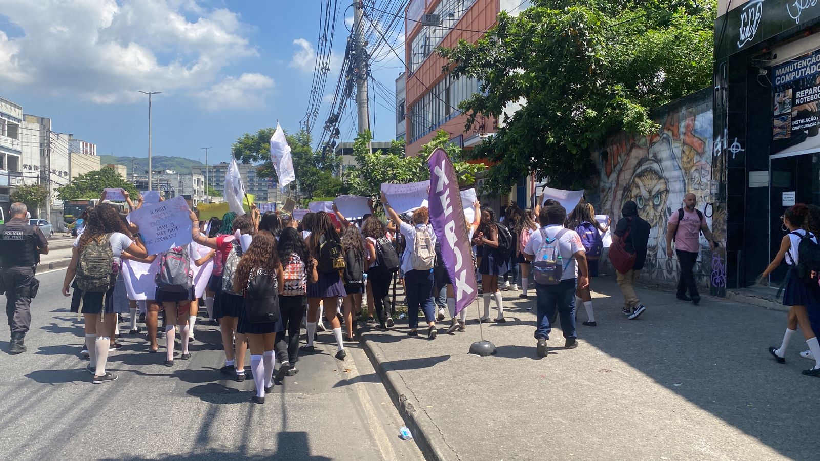 Alunas fazem protesto contra professores de colégio em Madureira
