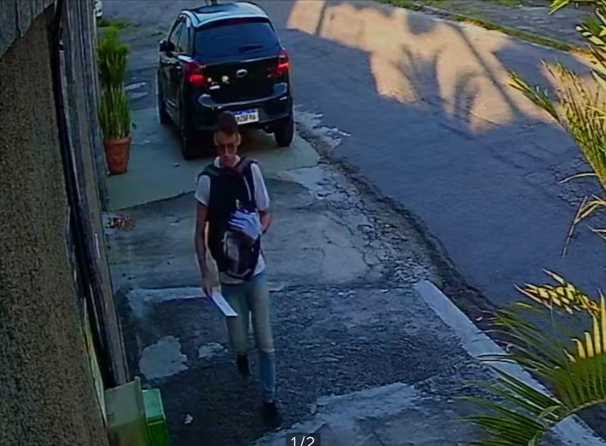 Homem distribuindo cartas