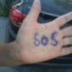 Mulher escreve SOS nas mãos com caneta para pedir socorro e ex é detido em Saquarema