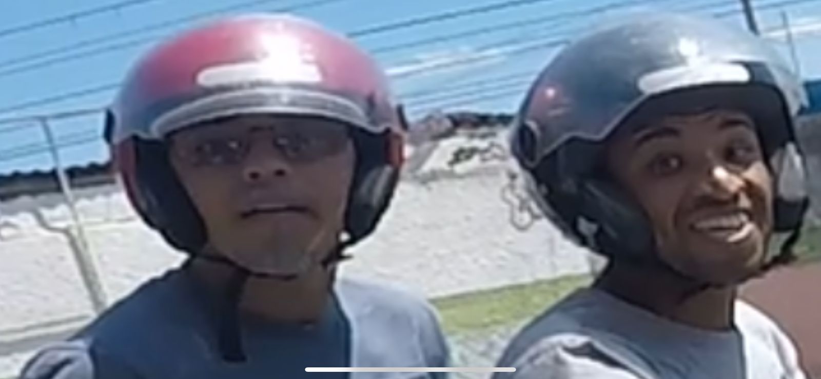 Homens de capacete em moto