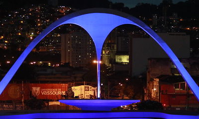 Arco localizado na Praça da Apoteose iluminado com a cor azul