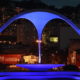 Arco localizado na Praça da Apoteose iluminado com a cor azul