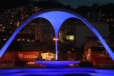 Arco localizado na Praça da Apoteose iluminado com a cor azul