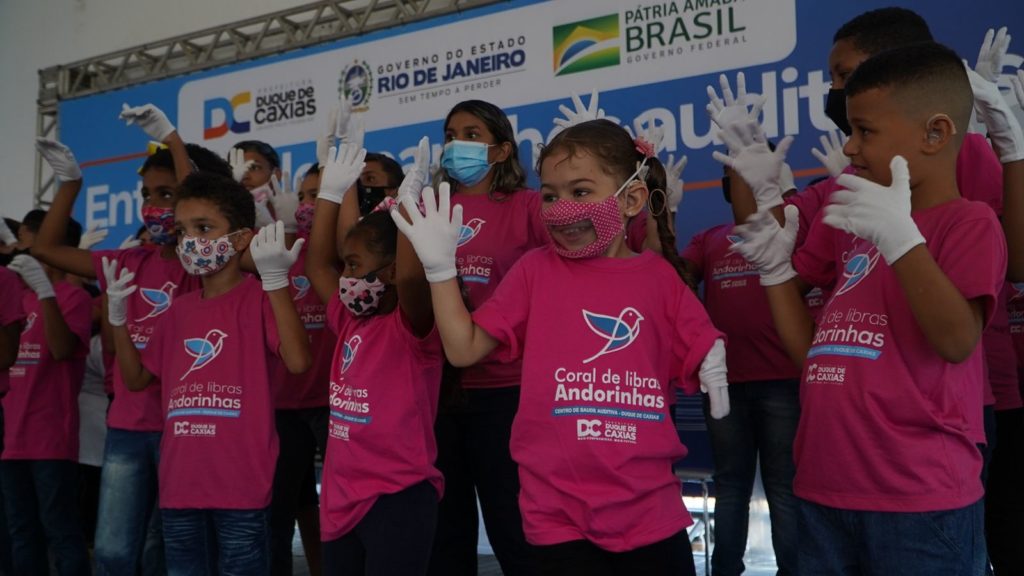 Crianças participam de coral em Duque de Caxias