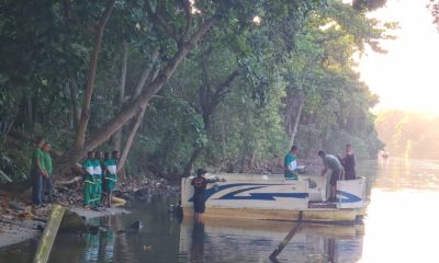 Prefeitura retira embarcação abandonada no canal de marapendi