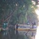 Prefeitura retira embarcação abandonada no canal de marapendi