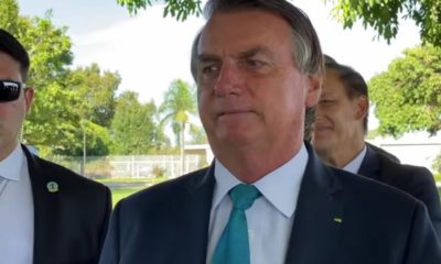 Bolsonaro conversa com apoiadores na saída do Palácio da Alvorada