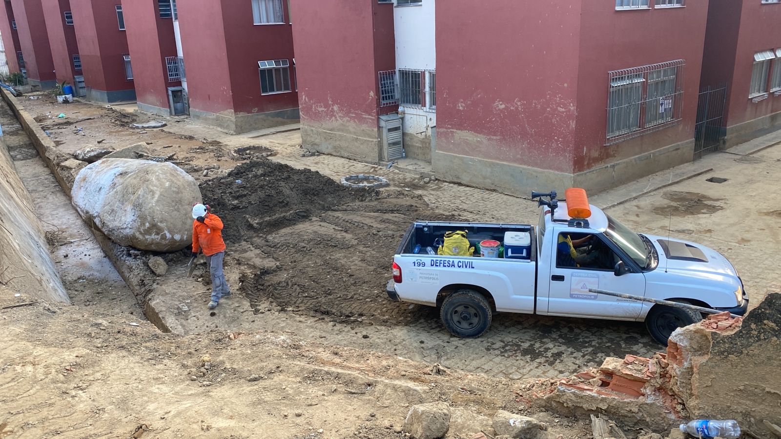 Desmontes de rochas mobilizam equipes da Defesa Civil no Alto da Serra