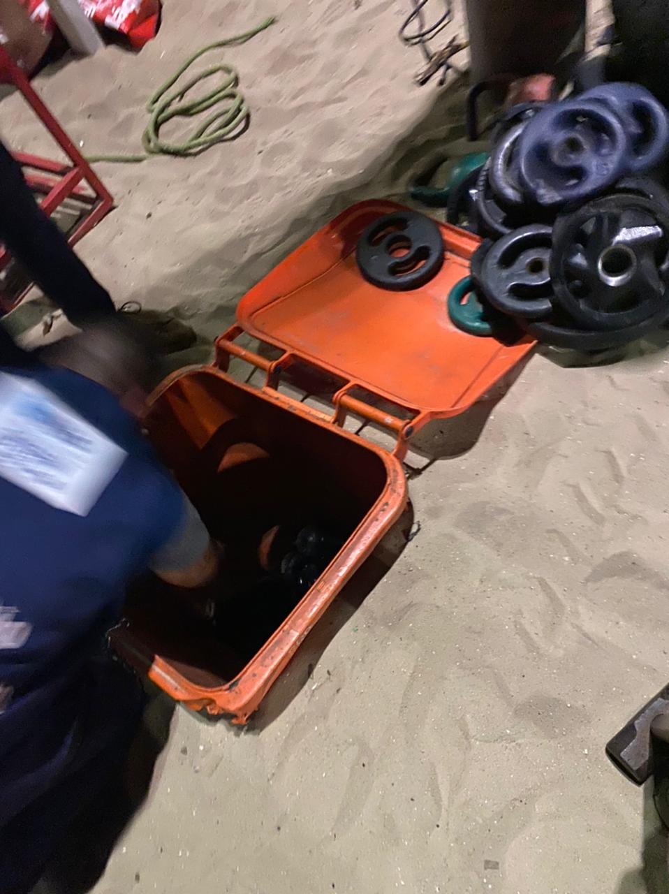Materiais esportivos enterrados na areia da Praia do Flamengo 