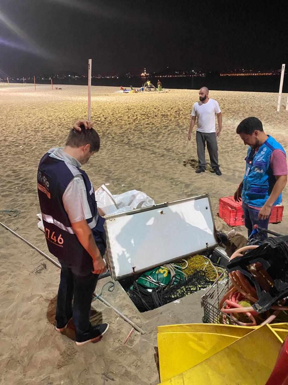 Materiais esportivos enterrados na areia da Praia do Flamengo 