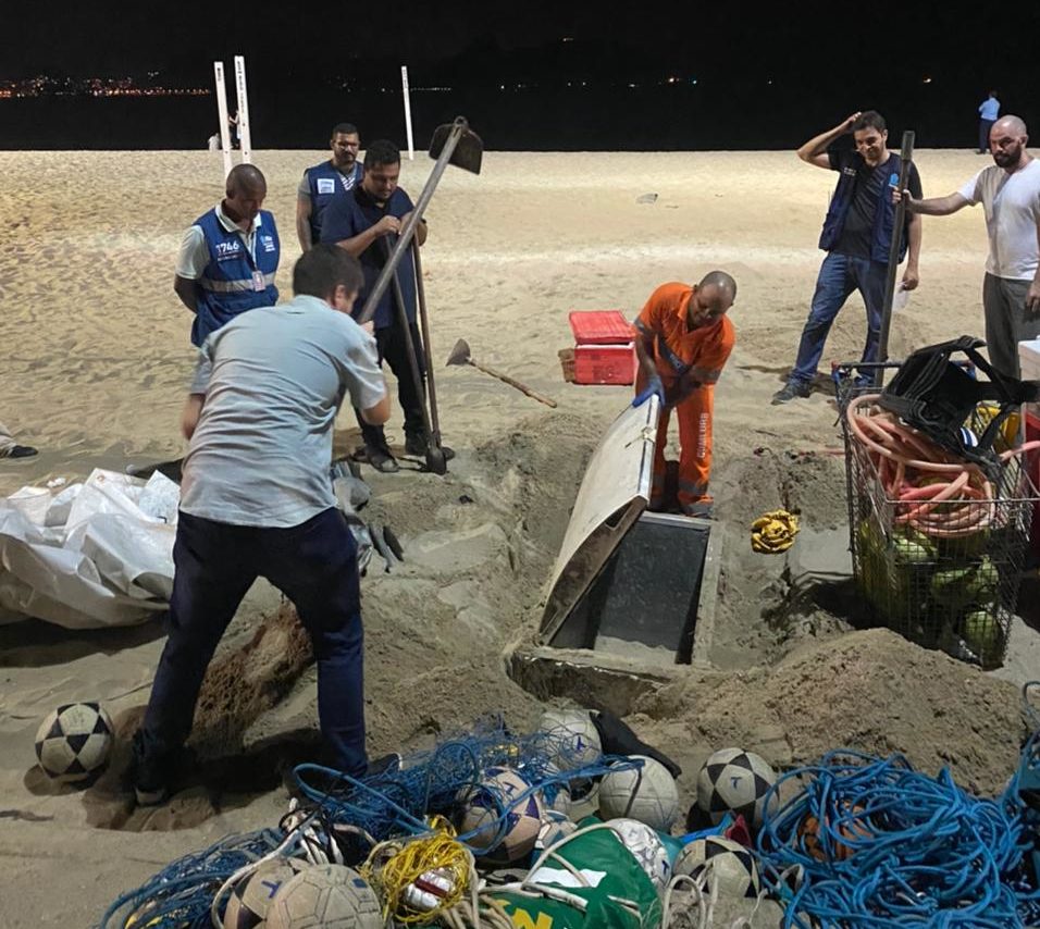 Materiais esportivos são encontrados enterrados na Praia do Flamengo