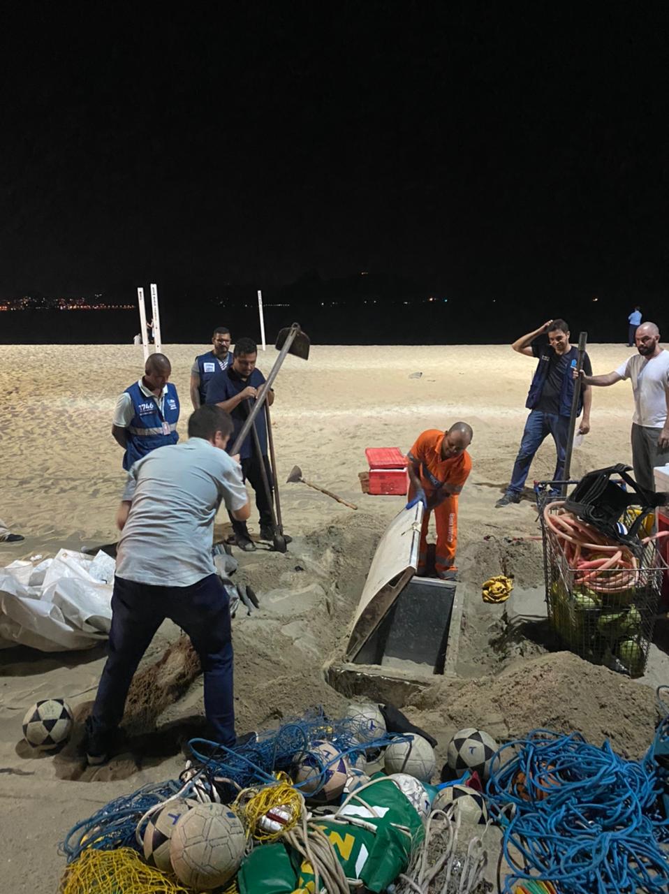 Materiais esportivos enterrados na areia da Praia do Flamengo