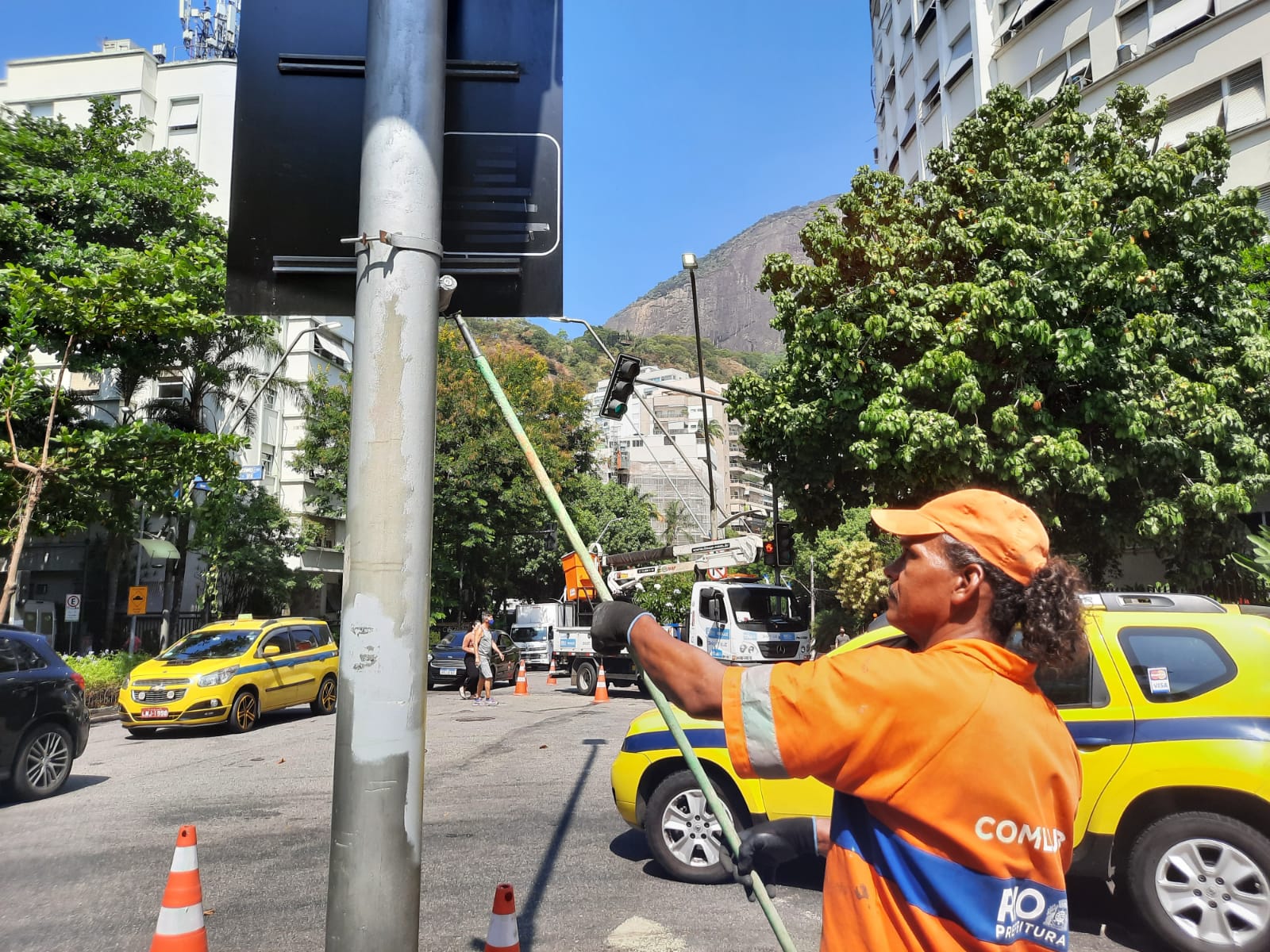 Ação de conservação da prefeitura do Rio no Leblon