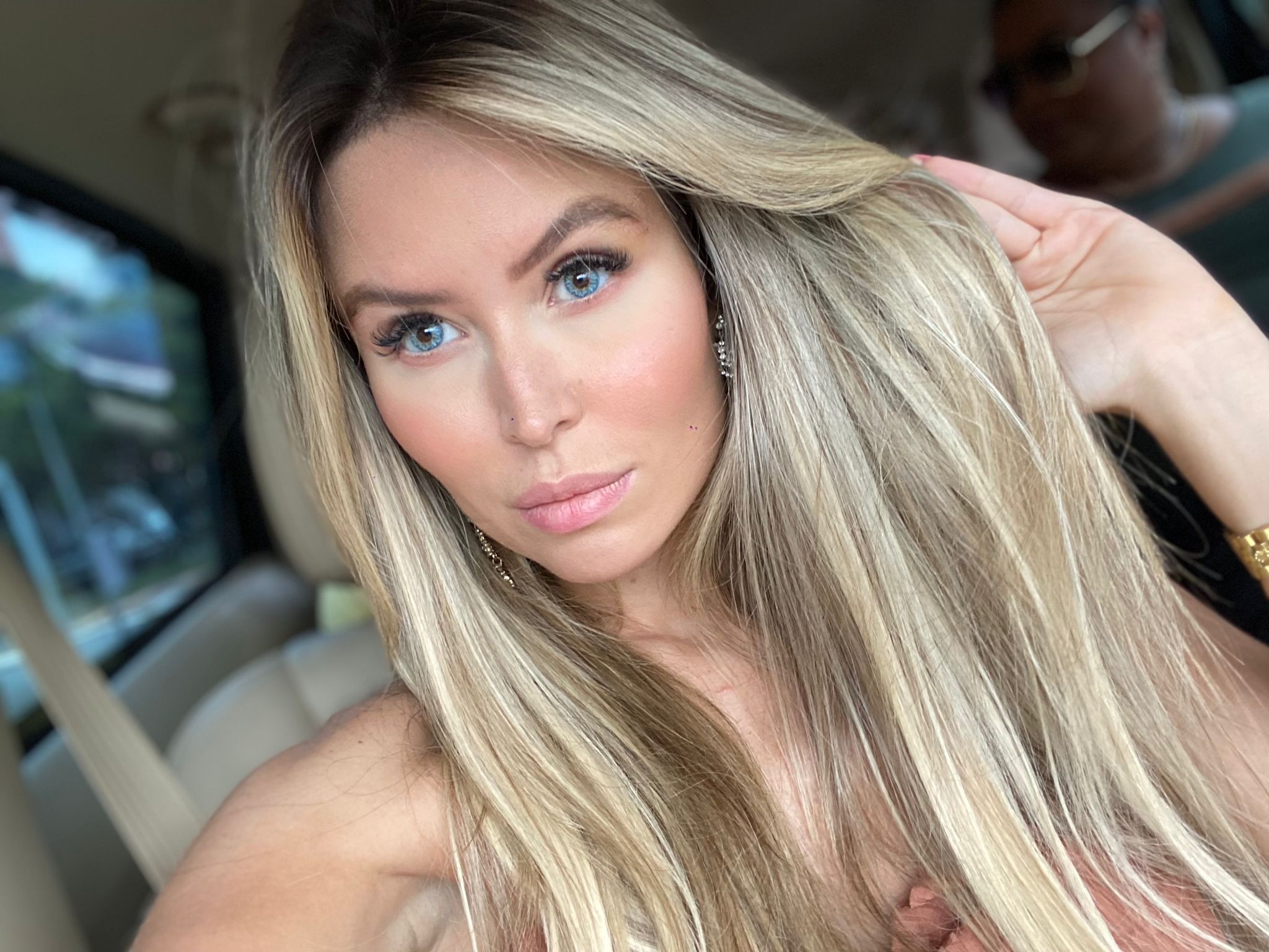 Noiva de Latino passa por procedimento estético 'fox eyes'; veja o antes e depois