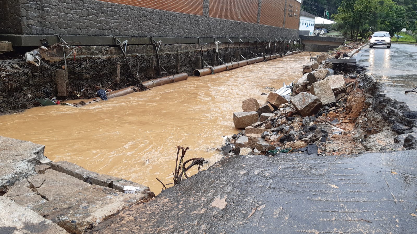 Chuva faz estragos em Petrópolis
