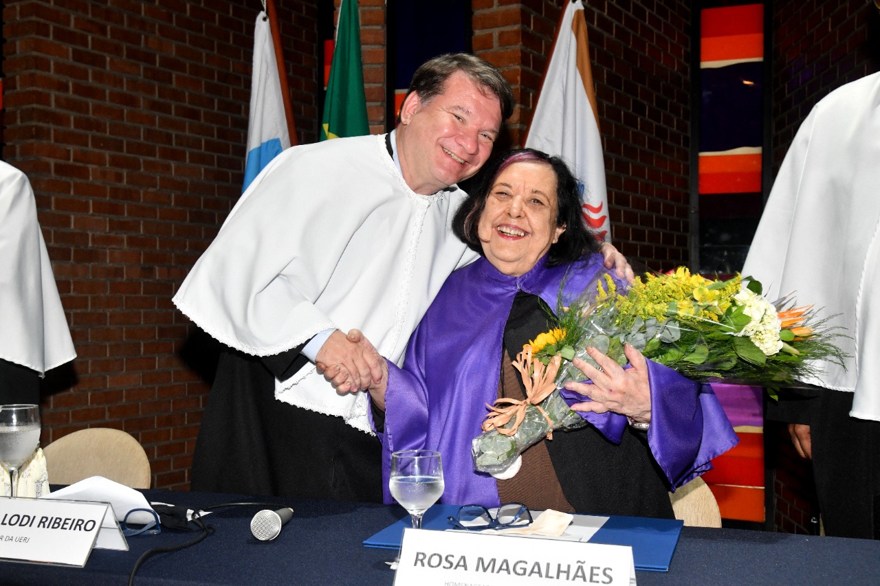 Reitor da Uerj, Ricardo Lodi, abraçado a carnavalesca Rosa Magalhães