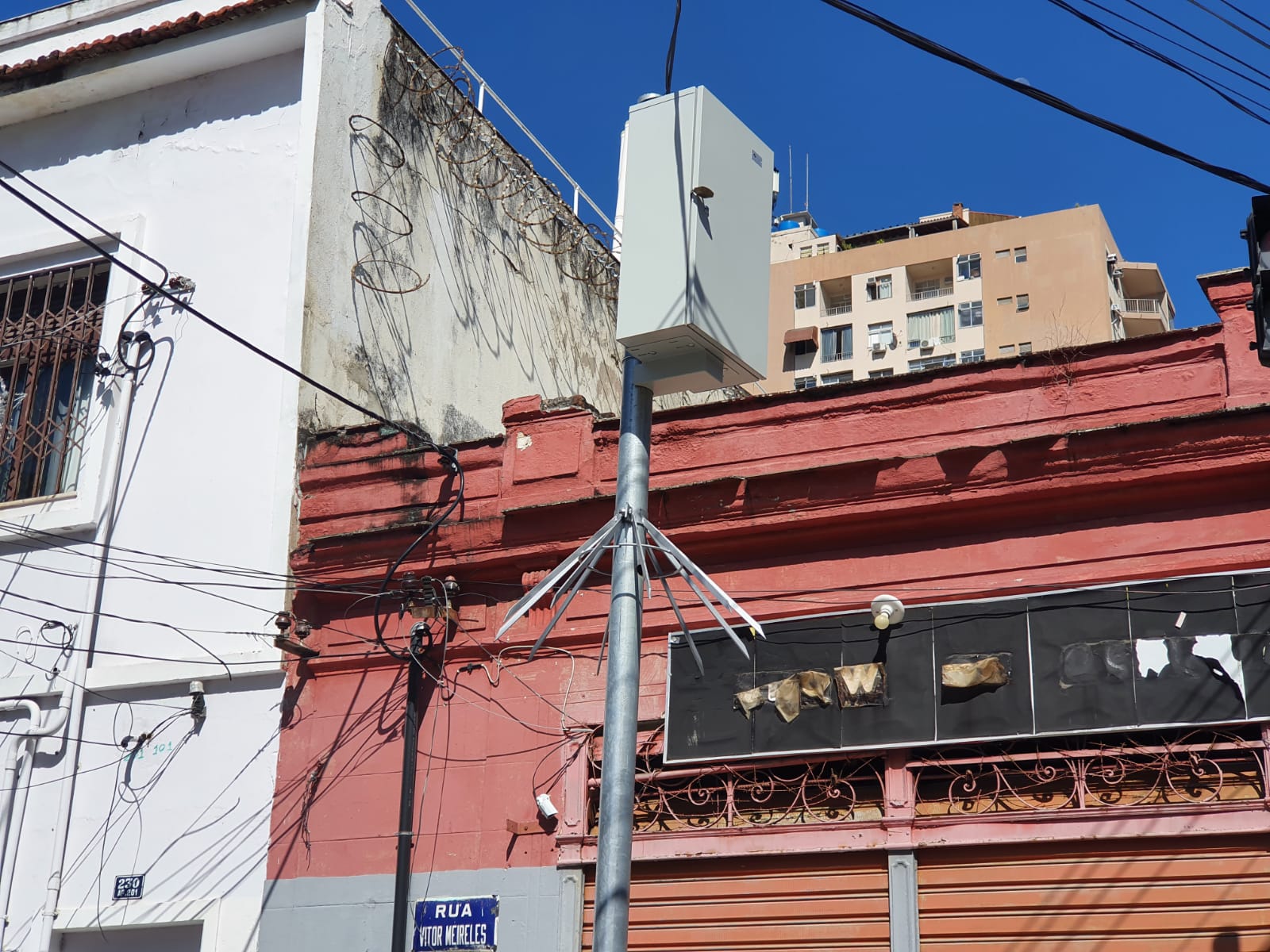 Acessório em postes para evitar furto de cabos e controladores dos sinais de trânsito