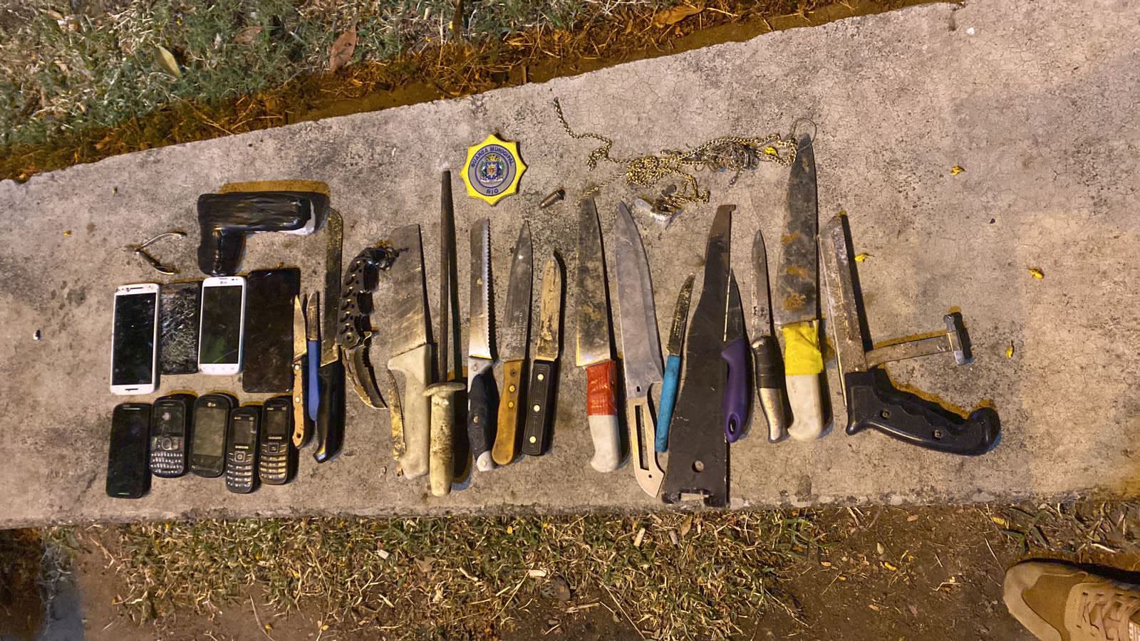 Moradores de rua com facas