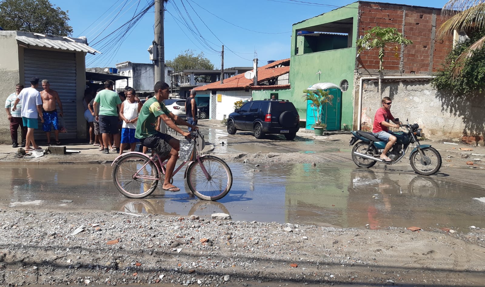 Cenário de destruição após estouro de tubulação no bairro Km 32