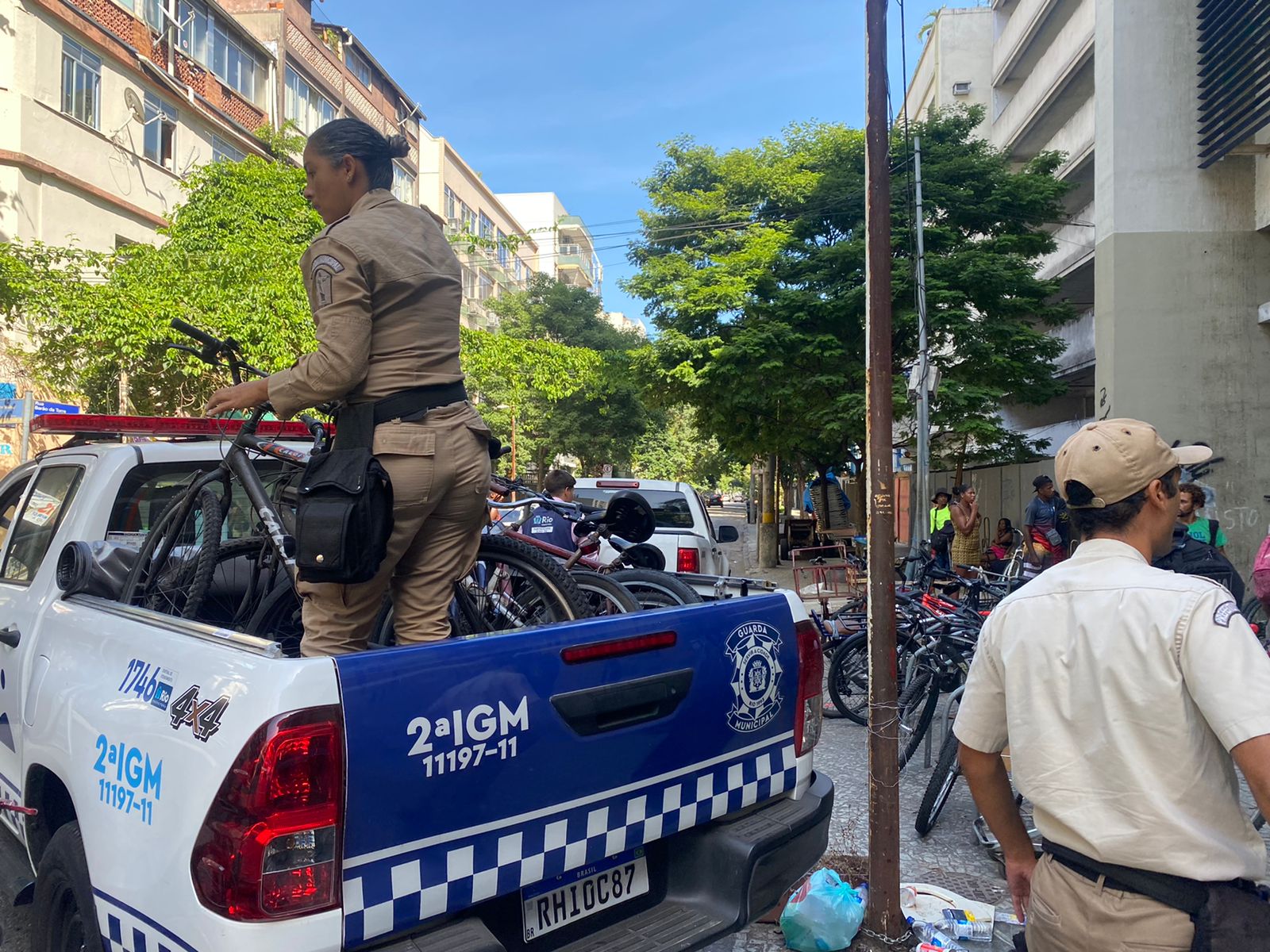 Ao todo, 16 bicicletas foram retiradas das grades e levadas para o depósito da Prefeitura, em Bonsucesso