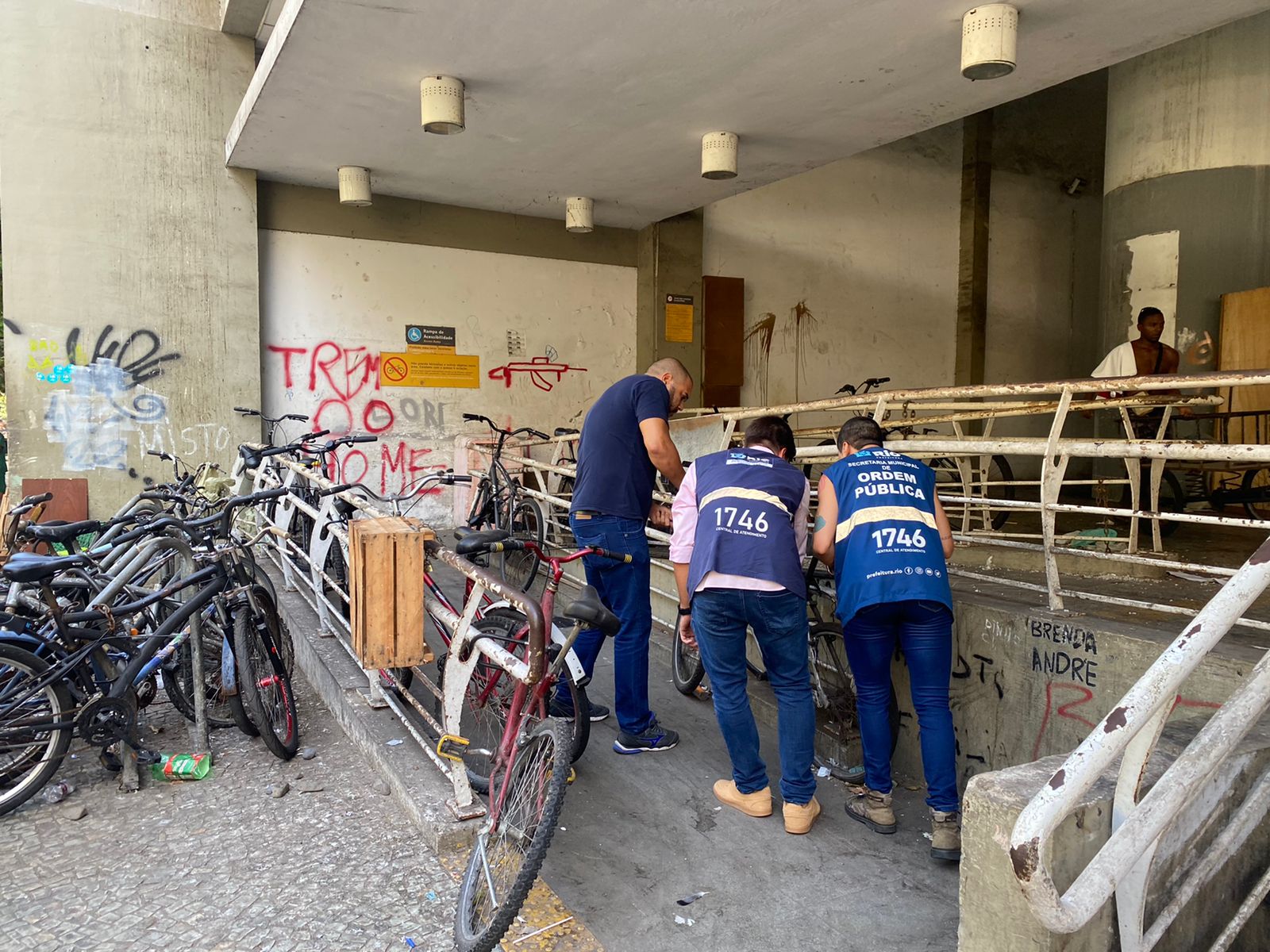 Ao todo, 16 bicicletas foram retiradas das grades e levadas para o depósito da Prefeitura, em Bonsucesso