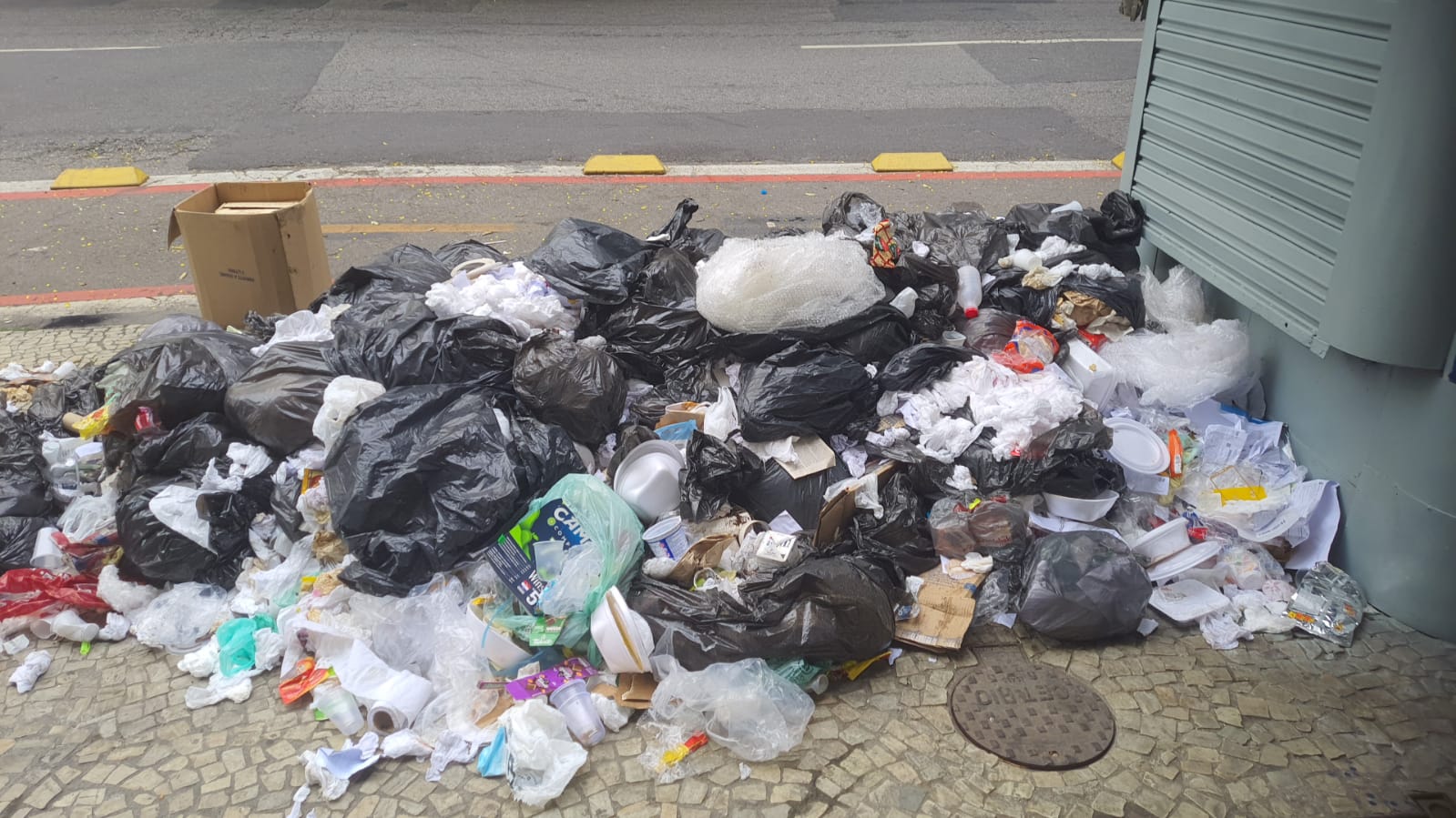 Greve dos garis causa acúmulo de lixo em diversos pontos da cidade do Rio