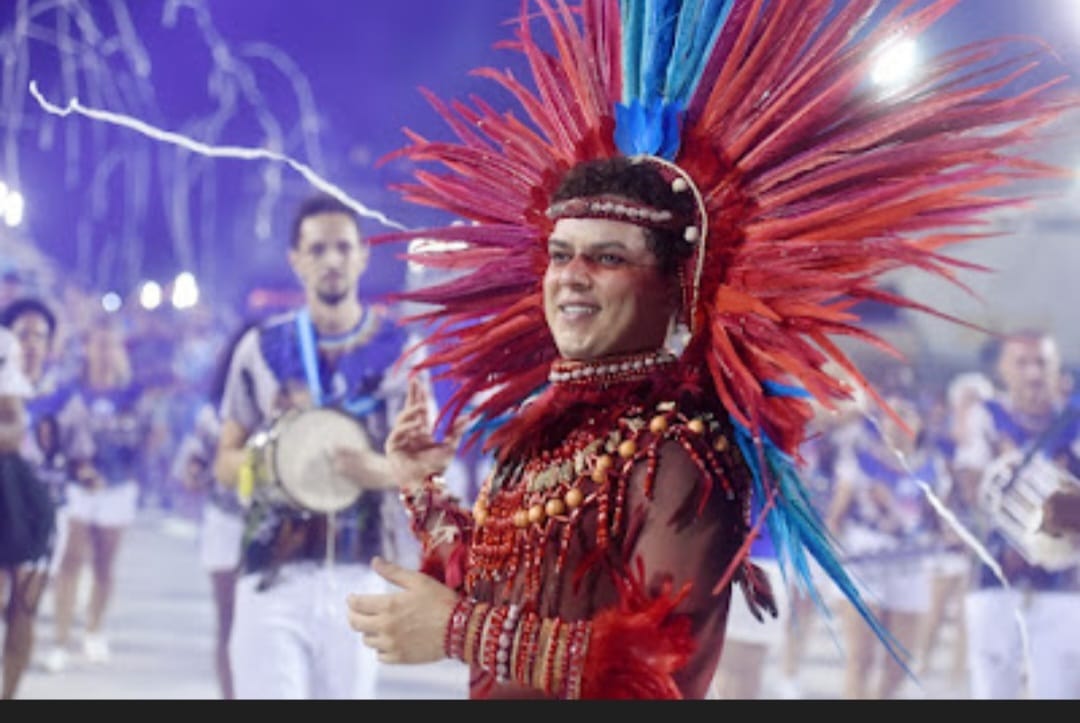 Índio guerreiro – Rei de bateria do Sossego dá show de samba no pé em ensaio técnico