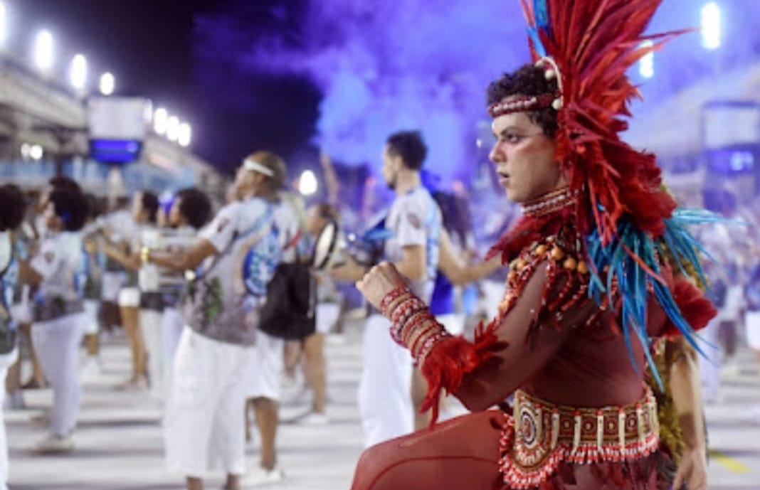 Índio guerreiro – Rei de bateria do Sossego dá show de samba no pé em ensaio técnico