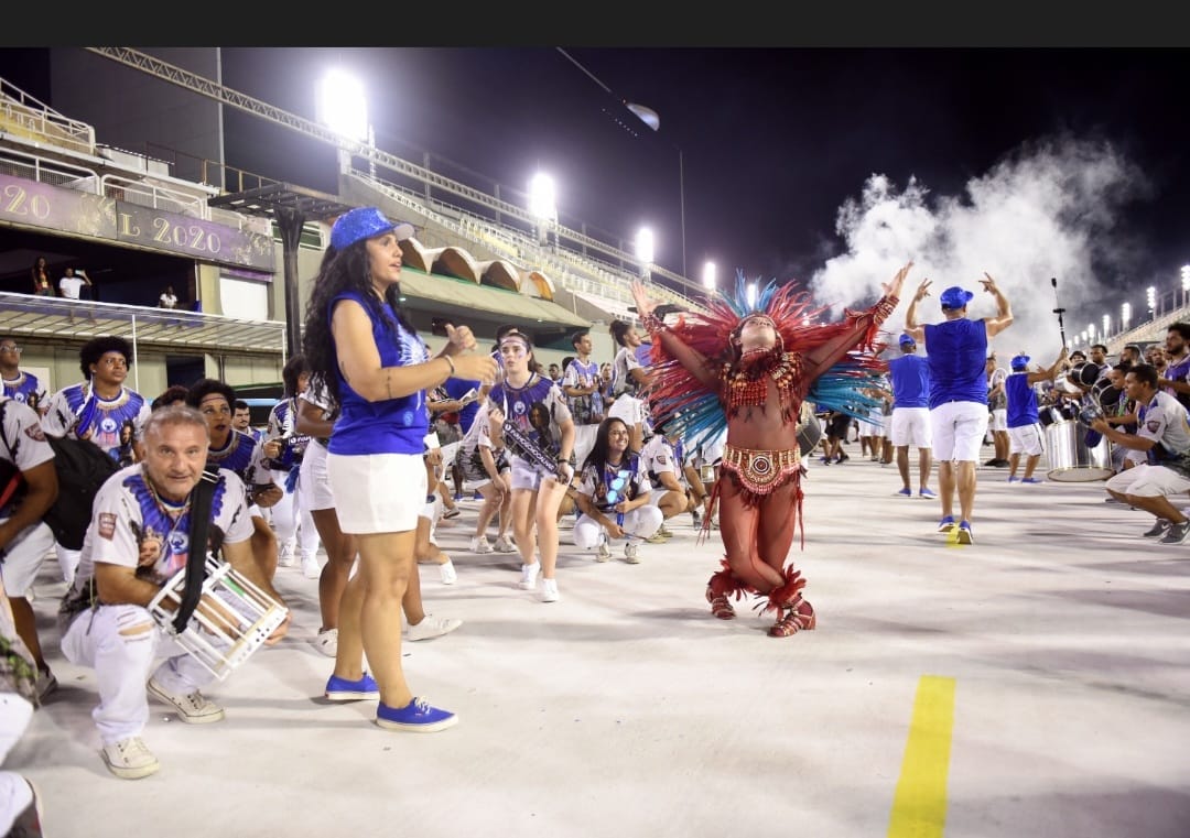 Índio guerreiro – Rei de bateria do Sossego dá show de samba no pé em ensaio técnico