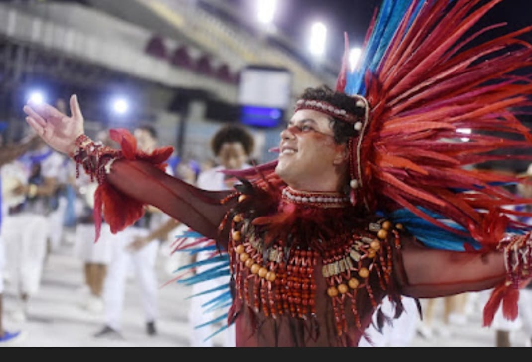 Índio guerreiro – Rei de bateria do Sossego dá show de samba no pé em ensaio técnico