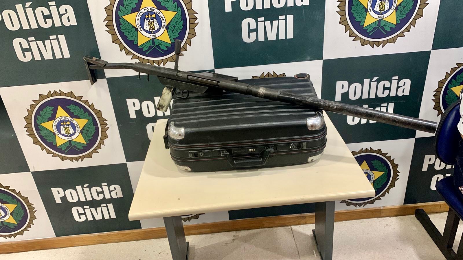 Armamento estava escondido dentro da mala de Ana Caroline