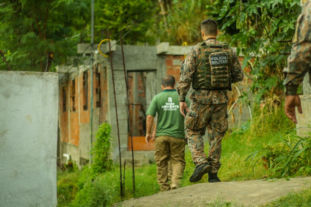 Secretaria Municipal de Meio Ambiente derruba construções irregulares no Morro do Quieto, em Sampaio