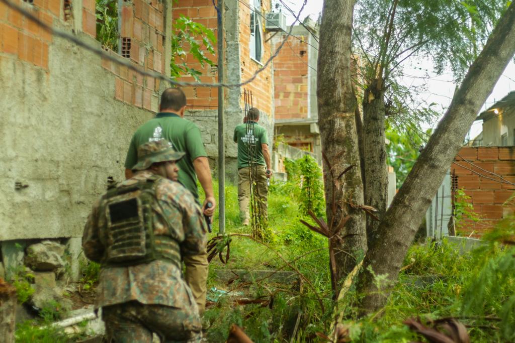 Secretaria Municipal de Meio Ambiente demole construções irregulares no Morro do Quieto
