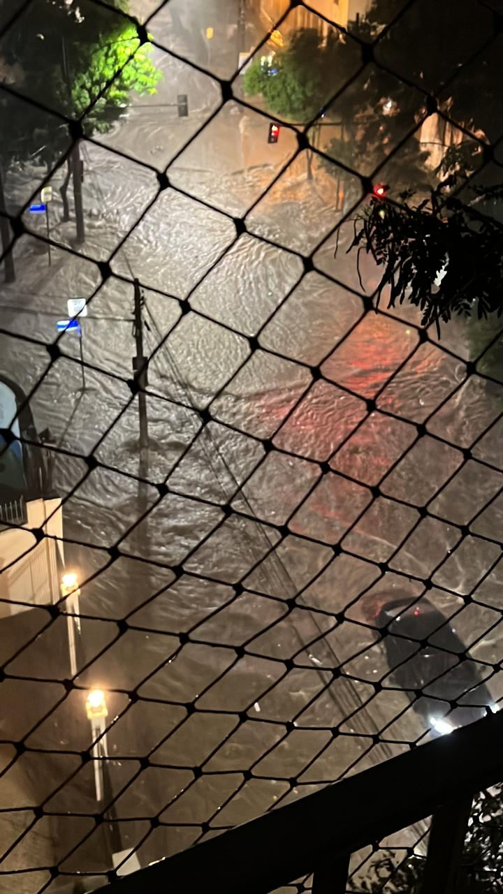 Chuva na Rua das Laranjeiras, Zona Sul do Rio