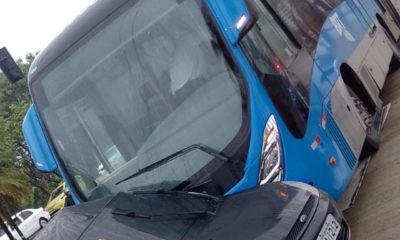 Carro colide com BRT